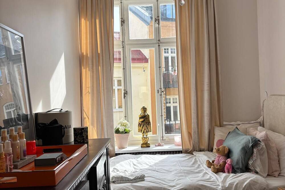 Ganze Wohnung, Classic Stockholm Apartment with High Ceilings & Balcony - Heart of Odenplan in Norrmalms stadsdelsområde, Stockholm