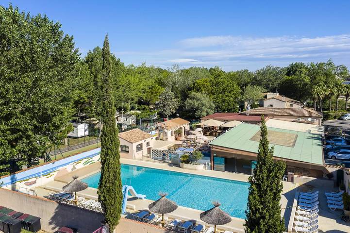 Camping pour 4 personnes, avec Terrasse et Piscine en Camargue