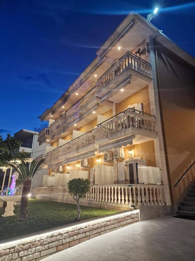 Apartment for 2 people, with pool and hot tub as well as garden in Parga