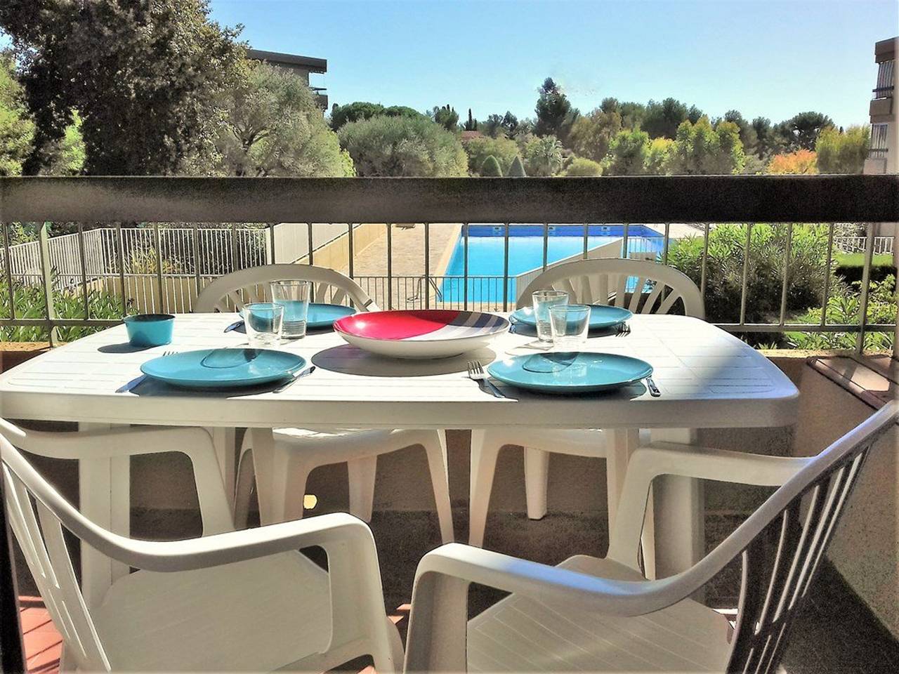 Entire apartment, Studio Apartment for 3 with Pool, Tennis & Playground - Near Beach & Shops in Bormes-les-Mimosas in Bormes-les-Mimosas, Toulon region