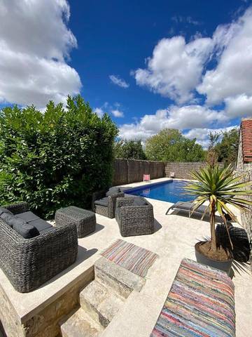 Gîte pour 2 personnes, avec piscine et terrasse ainsi que jardin et jacuzzi à Prissac