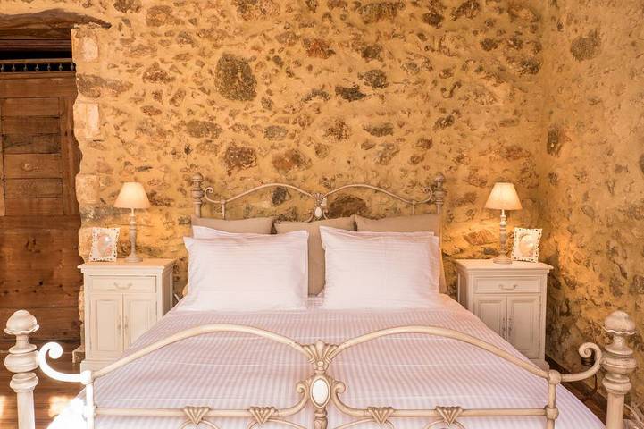 VillaMalaxa Private Luxury with amazing Views all over the city in Chania region