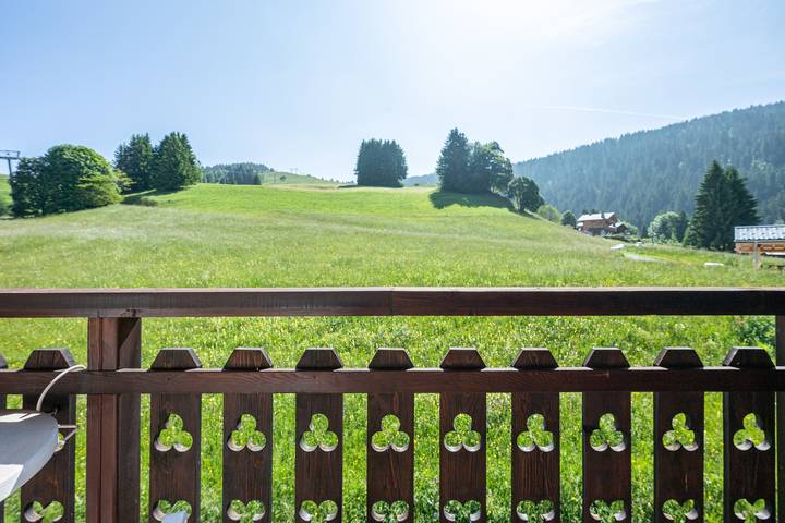 Entire studio, Studio Apartment '15 - La Marmotte' with Mountain View, Balcony and Wi-Fi in Cohennoz, Albertville region