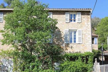 Gîte pour 3 personnes, avec terrasse à Signes