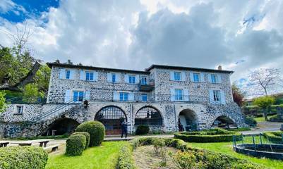 Gîte pour 36 personnes, avec piscine ainsi que vue et balcon à Coubon