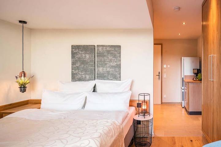 Ganze Wohnung, Gartenzimmer, 30 qm Untergeschoss, kombinierter Wohn- & Schlafbereich in Bad Endorf, Chiemsee