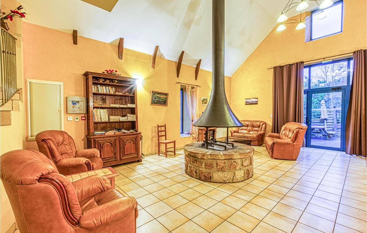 Seven-Bedroom Holiday Home in Saint-Côme-d'Olt, Parc naturel régional de l'Aubrac