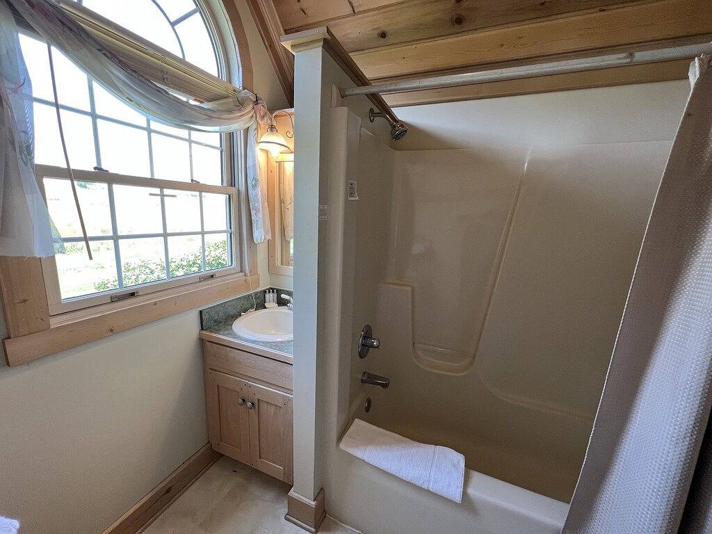 Delightful Cottage With Seasonal Pool/Hot Tub in Holmes County