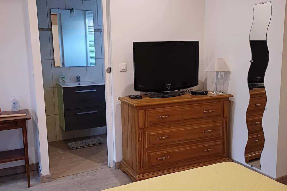 Appartement entier, Agréable gite  pour 3, dans propriété privée avec piscine in Montescot, Côte d'Améthyste