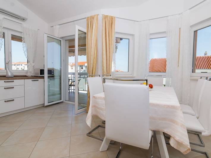 Gîte pour 5 personnes, avec terrasse et jardin à Okrug Gornji - 2