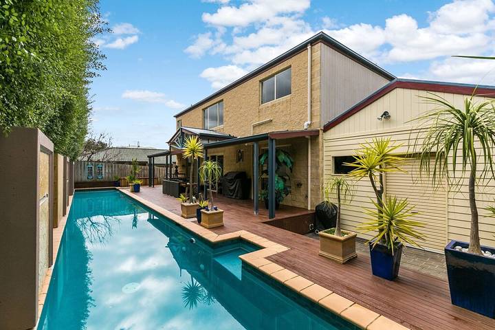 Holiday home for 10 people, with pool and balcony in Torquay (Victoria)