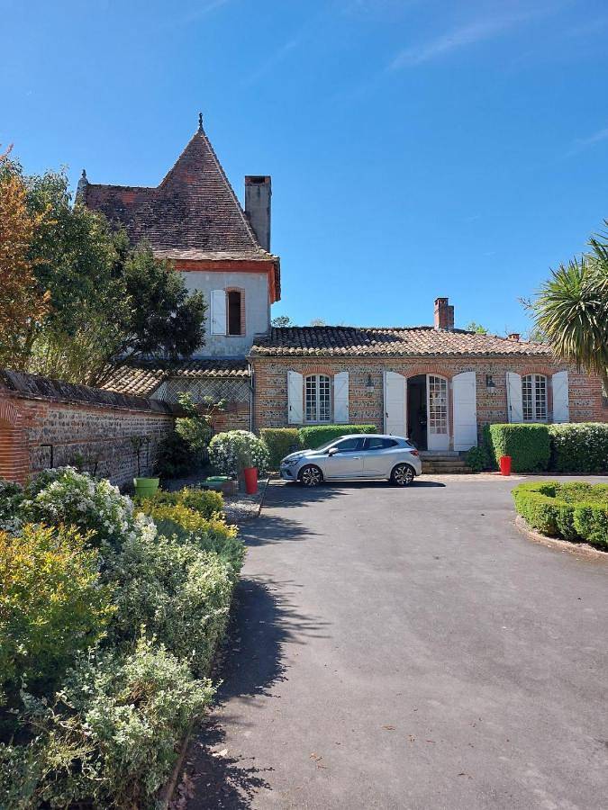 Location de vacances pour 8 personnes, avec piscine, animaux acceptés à Saint-Élix-le-Château