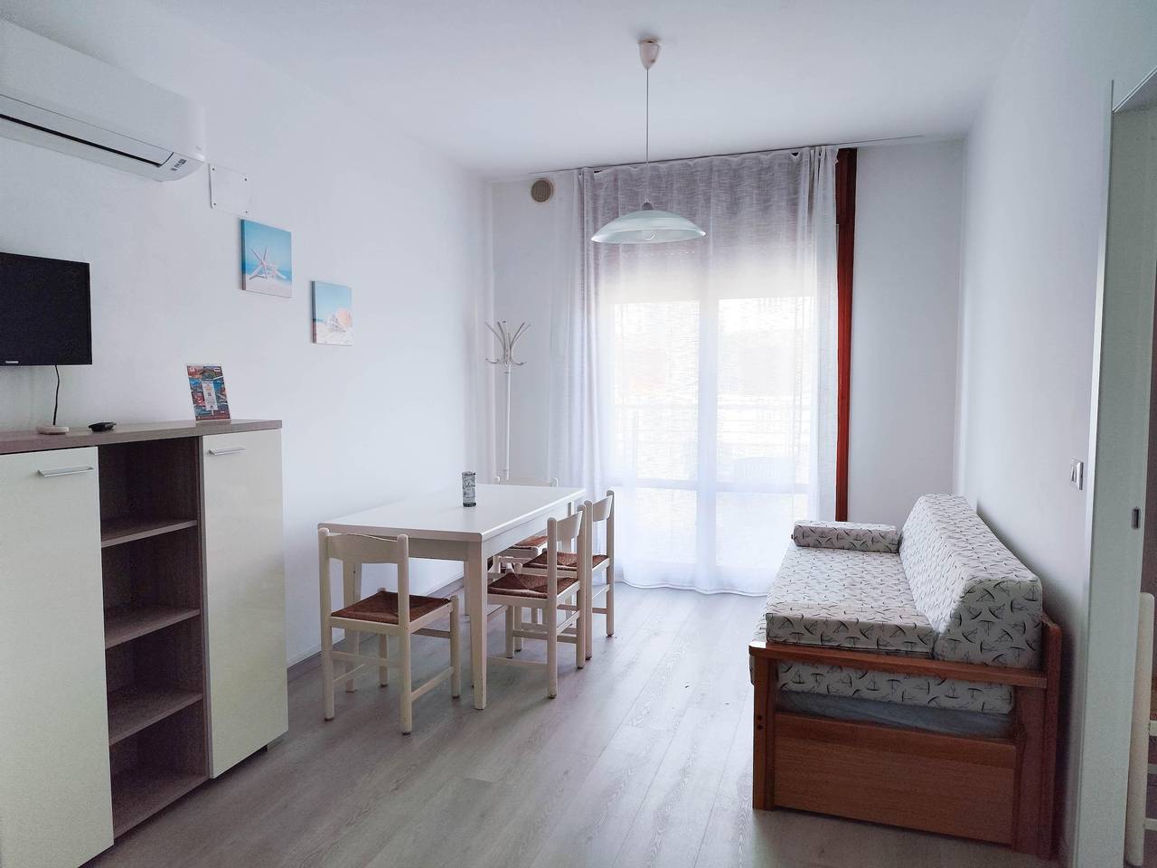 Apartamento entero, Apartamento en primera línea de playa con aparcamiento y TV - 100m de la playa in Lido di Jesolo, Jesolo