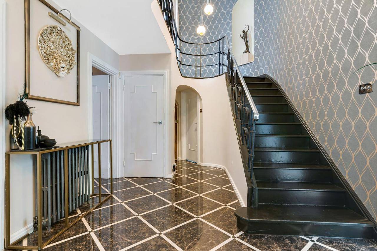 Gatsby Villa London with Garden & Hot Tub in Bromley, London