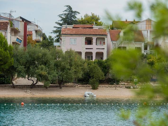Ferienwohnung für 4 Personen, mit Terrasse und Garten in Šibenik-Knin
