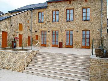 Gîte pour 19 personnes, avec piscine et terrasse à Douzy
