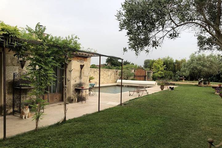 Gîte pour 2 personnes, avec terrasse et jacuzzi ainsi que piscine et jardin