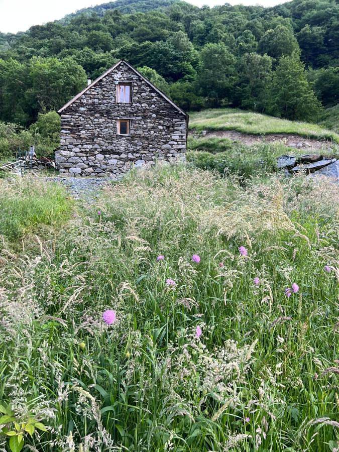 Gîte pour 14 personnes, avec vue ainsi que jardin et terrasse à Saligos