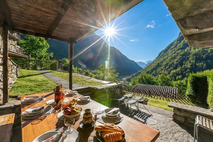 Chalet für 6 Personen, mit Balkon und Terrasse sowie Kinderpool im Ticino