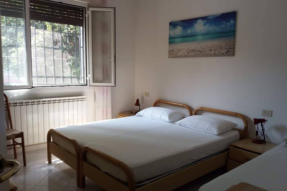 Bilocale   Victor   A   100 Metri   Dalla   Spiaggia in San Bartolomeo al Mare (Città), San Bartolomeo al Mare