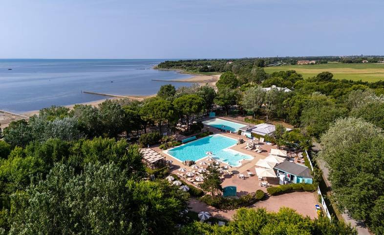 Camping für 4 Personen, mit Terrasse und Kinderpool sowie Pool in Grado