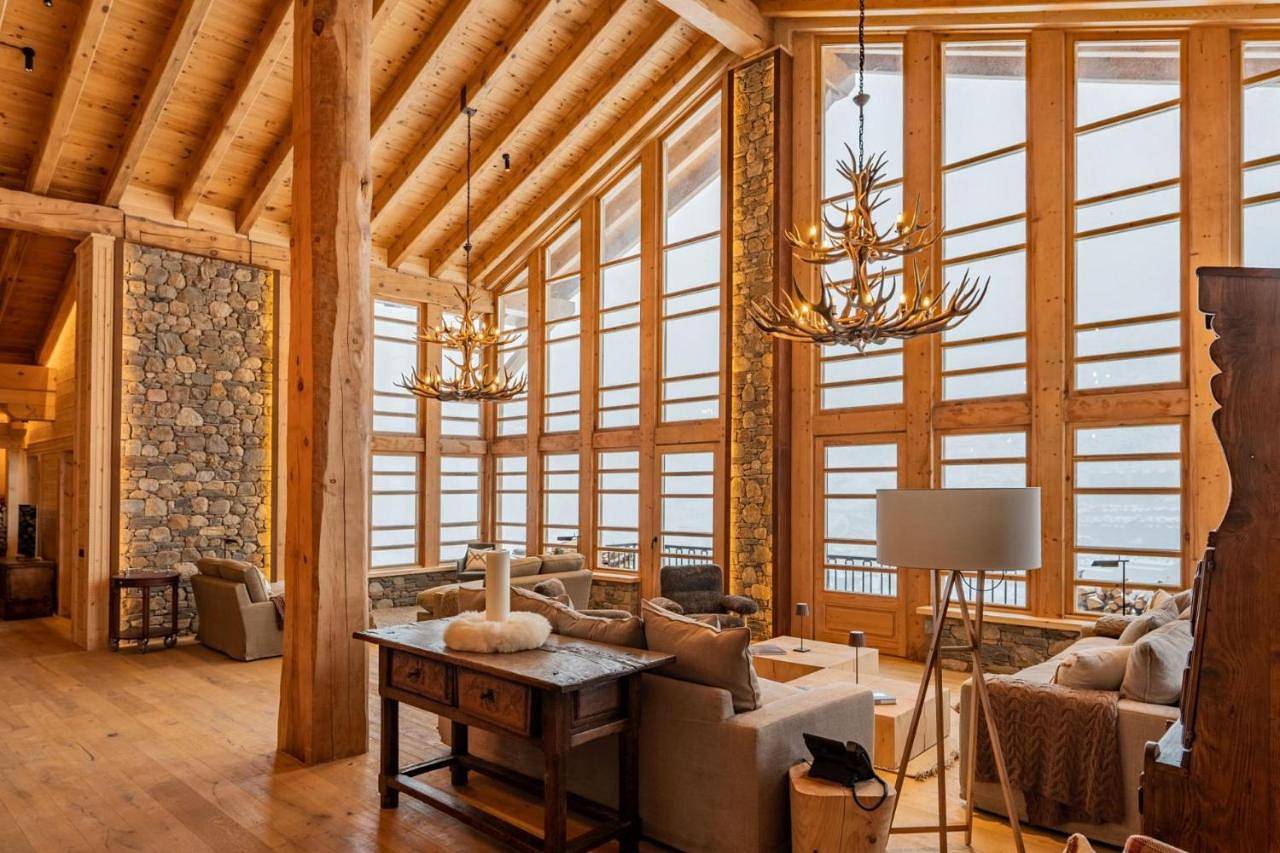 Ski-In-Ski-Out Indoor Hot Tub Mountain Lodge in El Tarter, Grandvalira