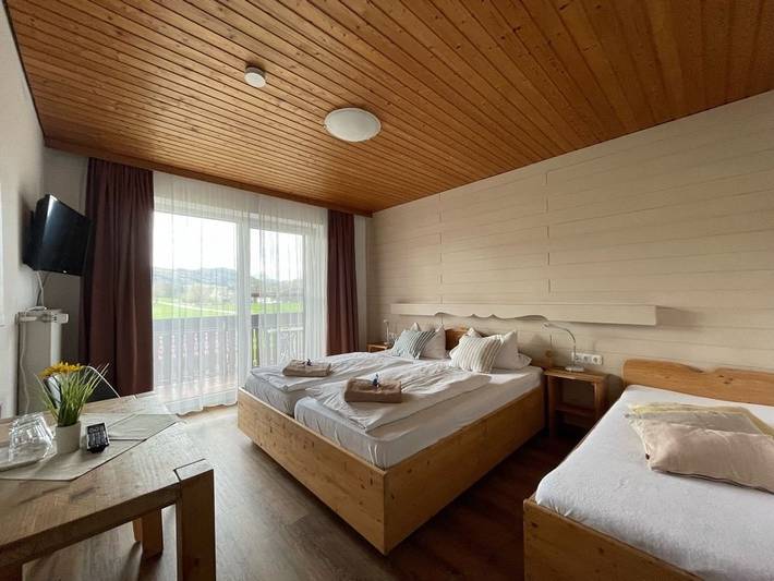 Zimmer für 3 Personen, mit Balkon und Ausblick - 1