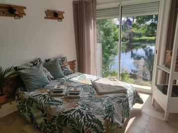 Location de vacances pour 8 personnes, avec vue ainsi que jardin et sauna dans Les Roches-l'Évêque