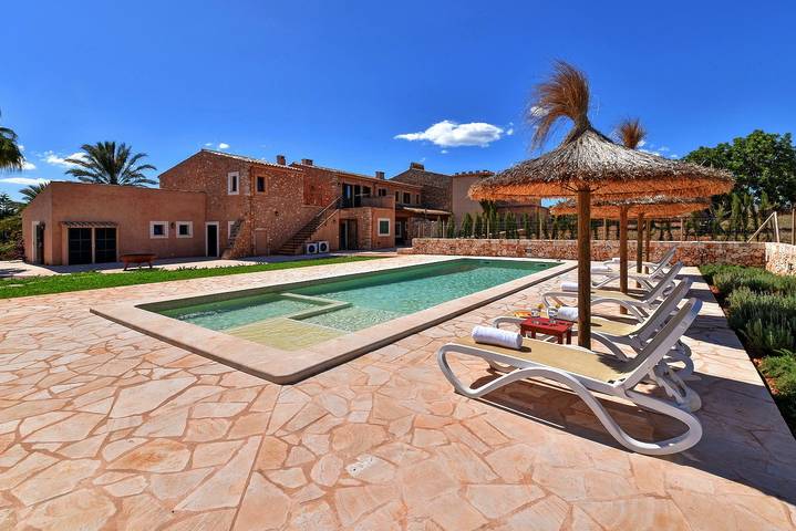 Chalet para 12 personas, con terraza además de piscina y jardín - 1