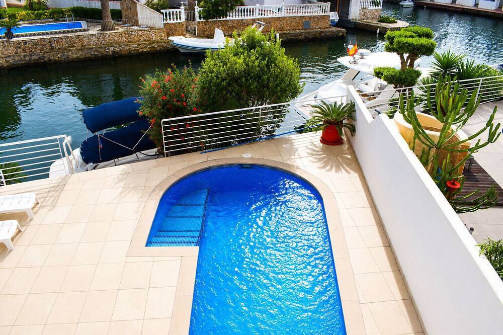 Wunderschönes modernes Haus mit Pool und privatem Bootsanlegeplatz in Empuriabrava, Oberampurien