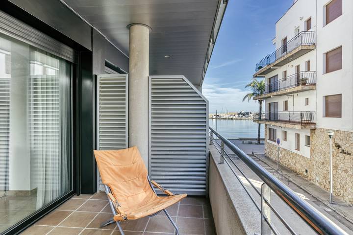 Apartamento entero, Apartamento 'Maritimo' con terraza privada, Wi-Fi y aire acondicionado in Platja del Port (Llanca), Llansá