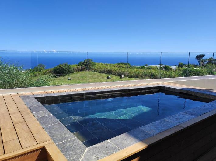 Appartement de vacances pour 4 personnes, avec piscine et vue ainsi que jardin et terrasse