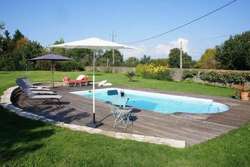 Gîte pour 3 personnes, avec piscine et jardin à Fours