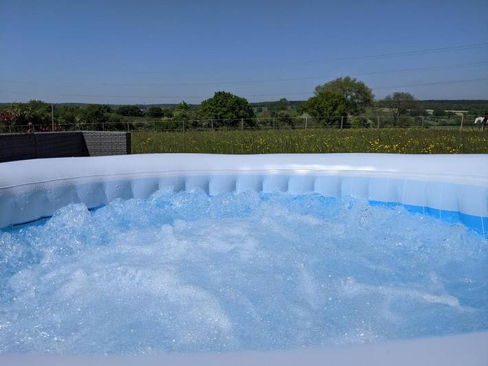 Cottage for 2 people, with Hot tub and Terrace as well as Garden and View in Kent