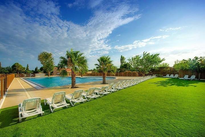 Camping pour 4 personnes, avec jardin et piscine à Port-la-Nouvelle
