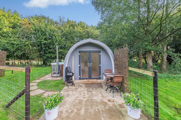 Cottage for 2 people, with garden and hot tub, with pets in