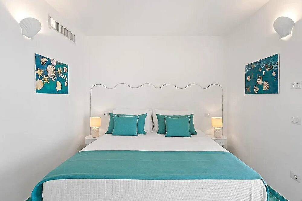 Villa Irta: A bright and sunny two-story villa built sheer above the sea, with Free Wi-Fi. in Torca, Neapel Provinz