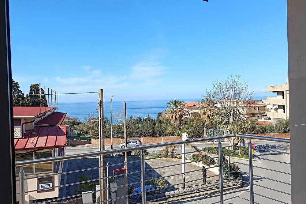 Ganze Wohnung, Comfortable Deluxe Apartment in the center of Tropea with sea view balcony in Tropea, Vibo Valentia Provinz