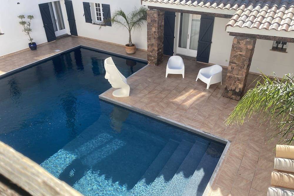 Apartamento entero, La Terrasse-Apartamento-Familiar-Baño privado con ducha-Vista a la Piscina in La Crau, Region de Toulon