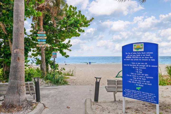 Vacation rental for 4 people, with yard and terrace in Indian Rocks Beach