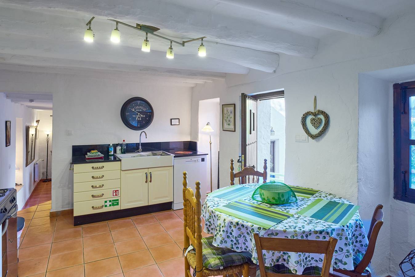 Casa Vacacional '3 Dormitorios' con Vista a la Montaña, Piscina Compartida y Wi-Fi in Fuente del Conde, Iznájar