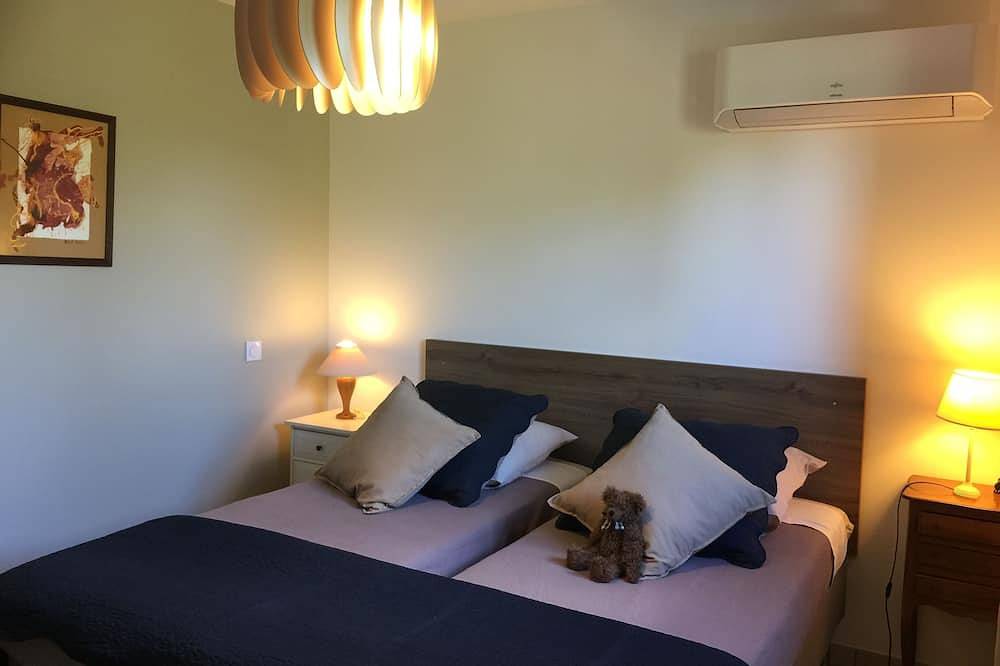 Villa con aire acondicionado, piscina privada no compartida y climatizada frente al Luberon .. in Maubec, Parque natural regional del Luberon