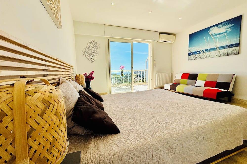 Entire apartment, Studio with balcony and parking, breathtaking view of Cap-Ferrat and the sea! in Villefranche-sur-Mer, Mediterranean Coast (France)
