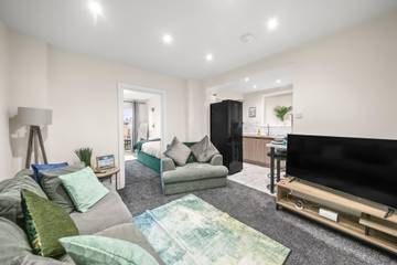 Vacation Rental for 11 Guests in Oxford, Oxfordshire, Picture 2