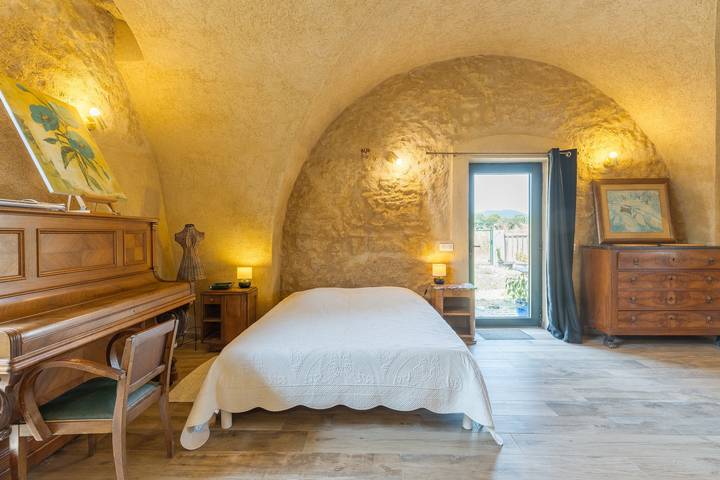 Entire studio, Studio Apartment 'L'Amaryflor' with Private Garden in Vaugines, Parc naturel régional du Luberon