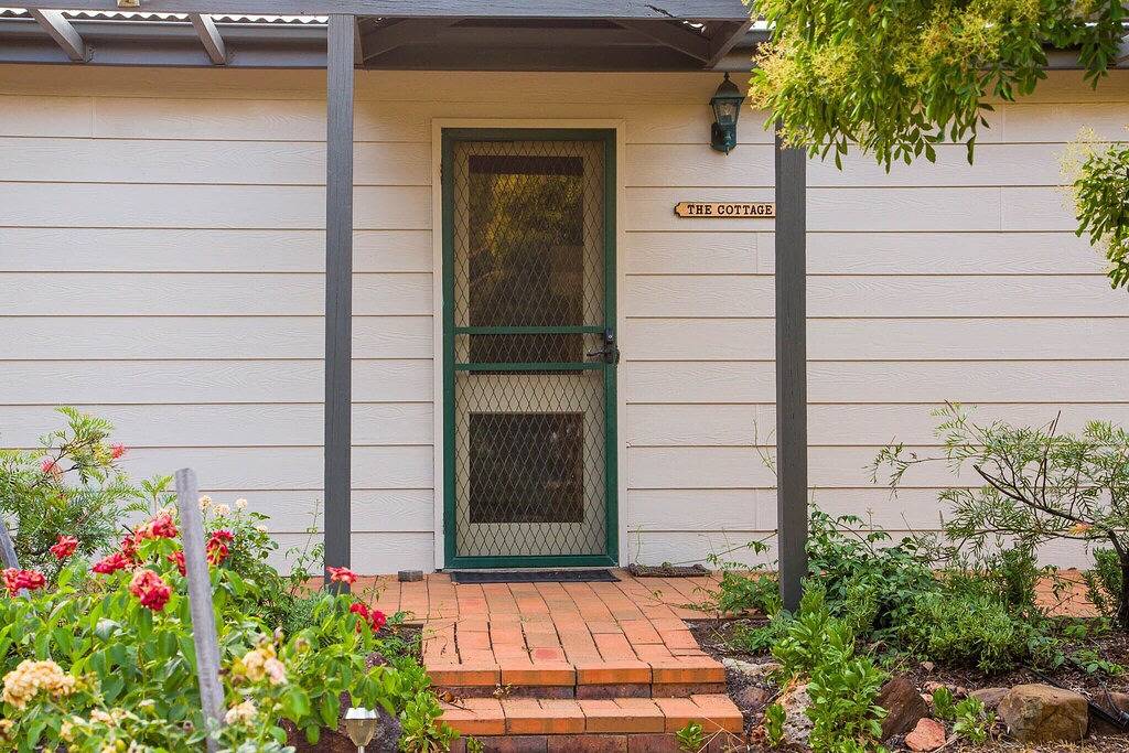 Hermitage Hideaway Cottage - eine Flasche Wein in diesem Frühling in Pokolbin, Hunter Valley