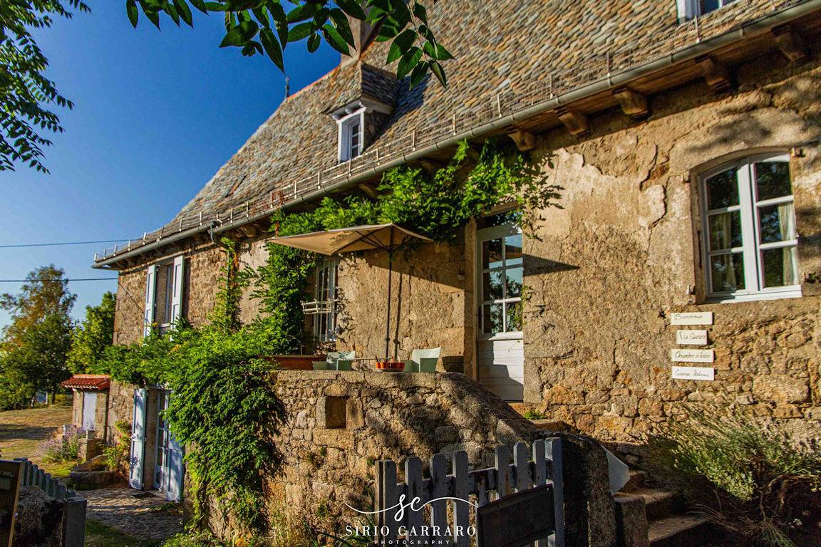 Cantal Insolite - Le Séchoir à Châtaignes - Chambre du peintre avec terrasse - Rez-de-jardin in Marcolès, Région d'Aurillac