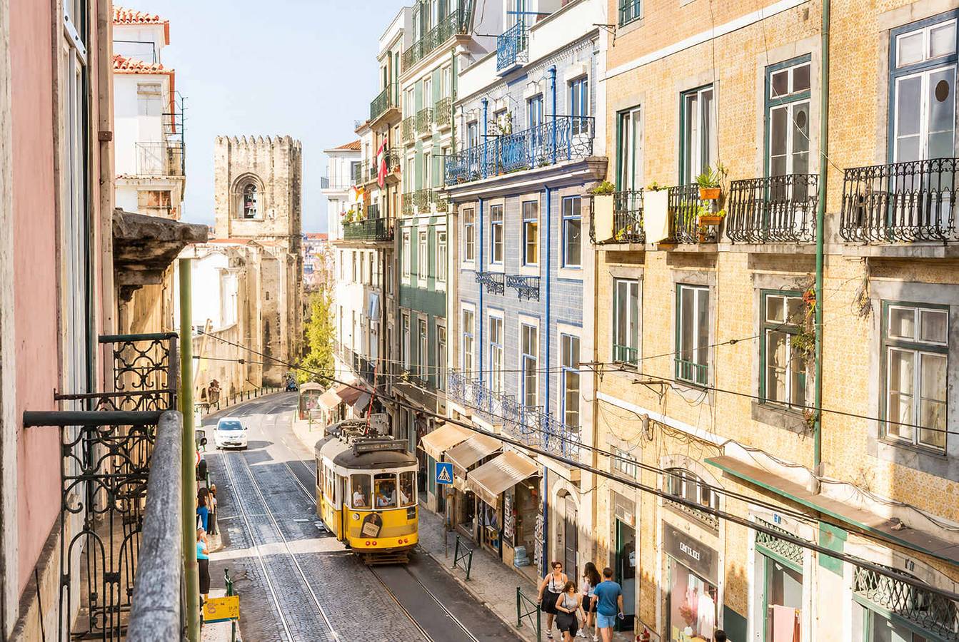 Ganze Wohnung, 4Br Alfama w/ Cathedral View • Groups • Tram 28 in Sé, Santa Maria Maior