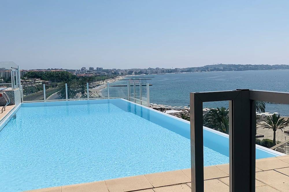 Appartamento intero, Amazing spacious appartement front of the beach. in Golfe-Juan, Vallauris