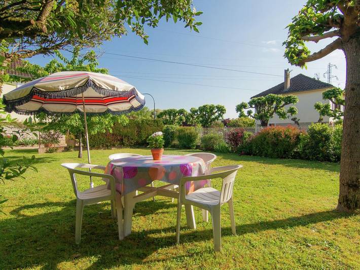 Classy Holiday Home with Garden, Barbecue, Garden Furniture in Malemort, Brive-la-Gaillarde region